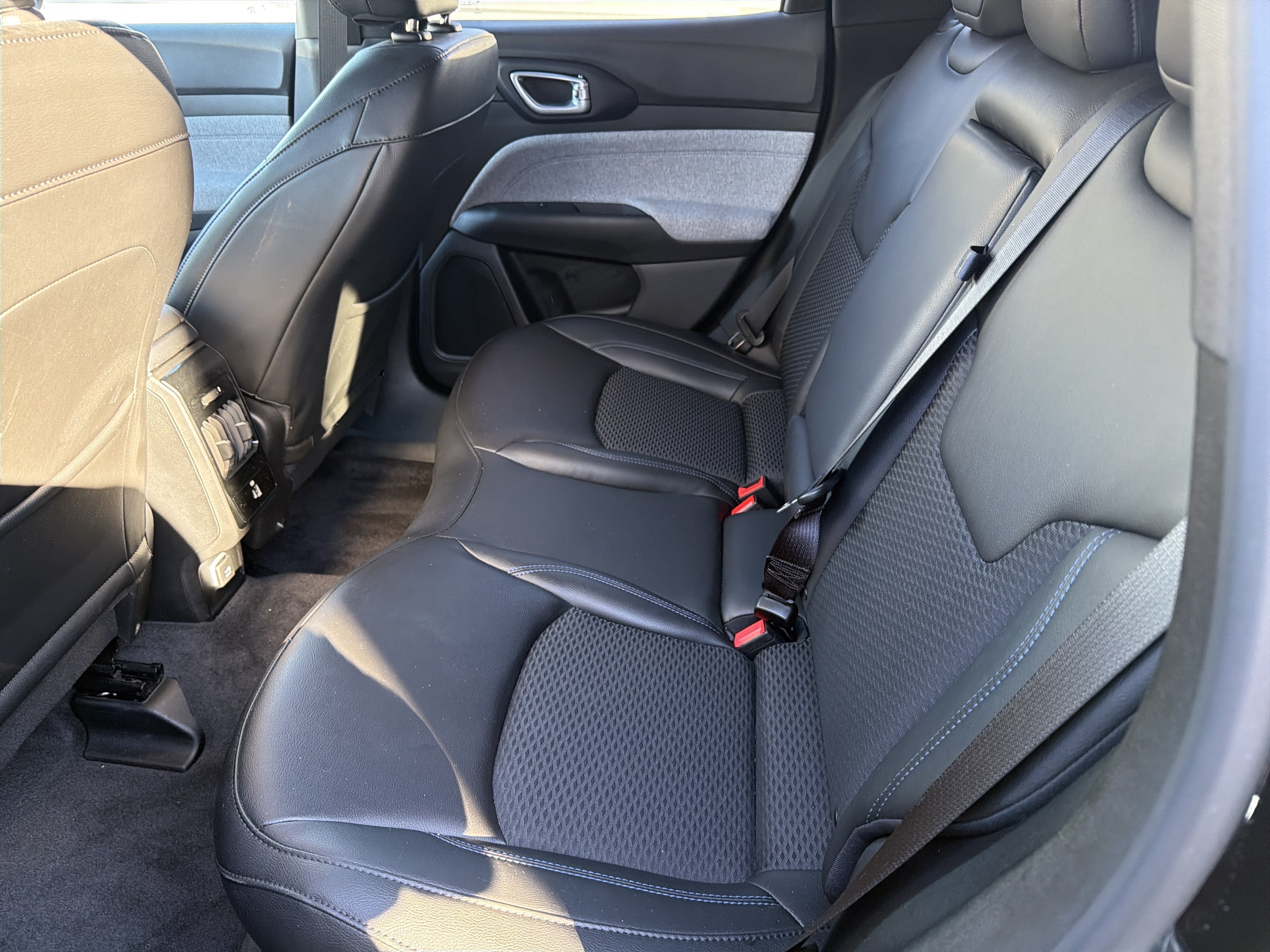 Used 2023 Jeep Compass Latitude w/ Convenience Group AWD/4WD image 23