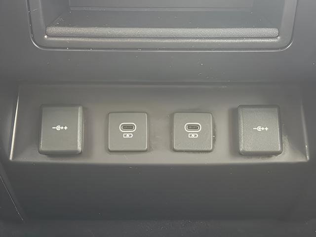 Used 2021 Land Rover Defender 110 X-Dynamic SE image 13