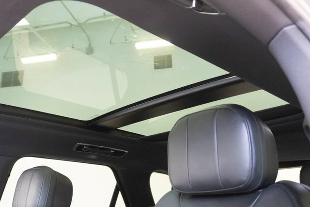 Used 2025 Land Rover Range Rover Sport SE AWD/4WD image 4