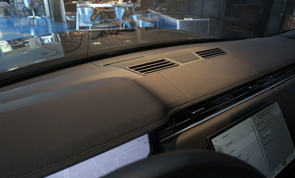 Used 2025 Land Rover Range Rover SE AWD/4WD image 21