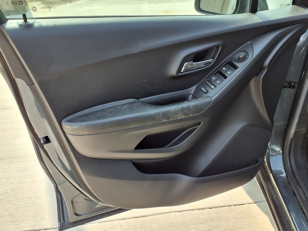 Used 2021 Chevrolet Trax LT w/ Sport Edition FWD image 17