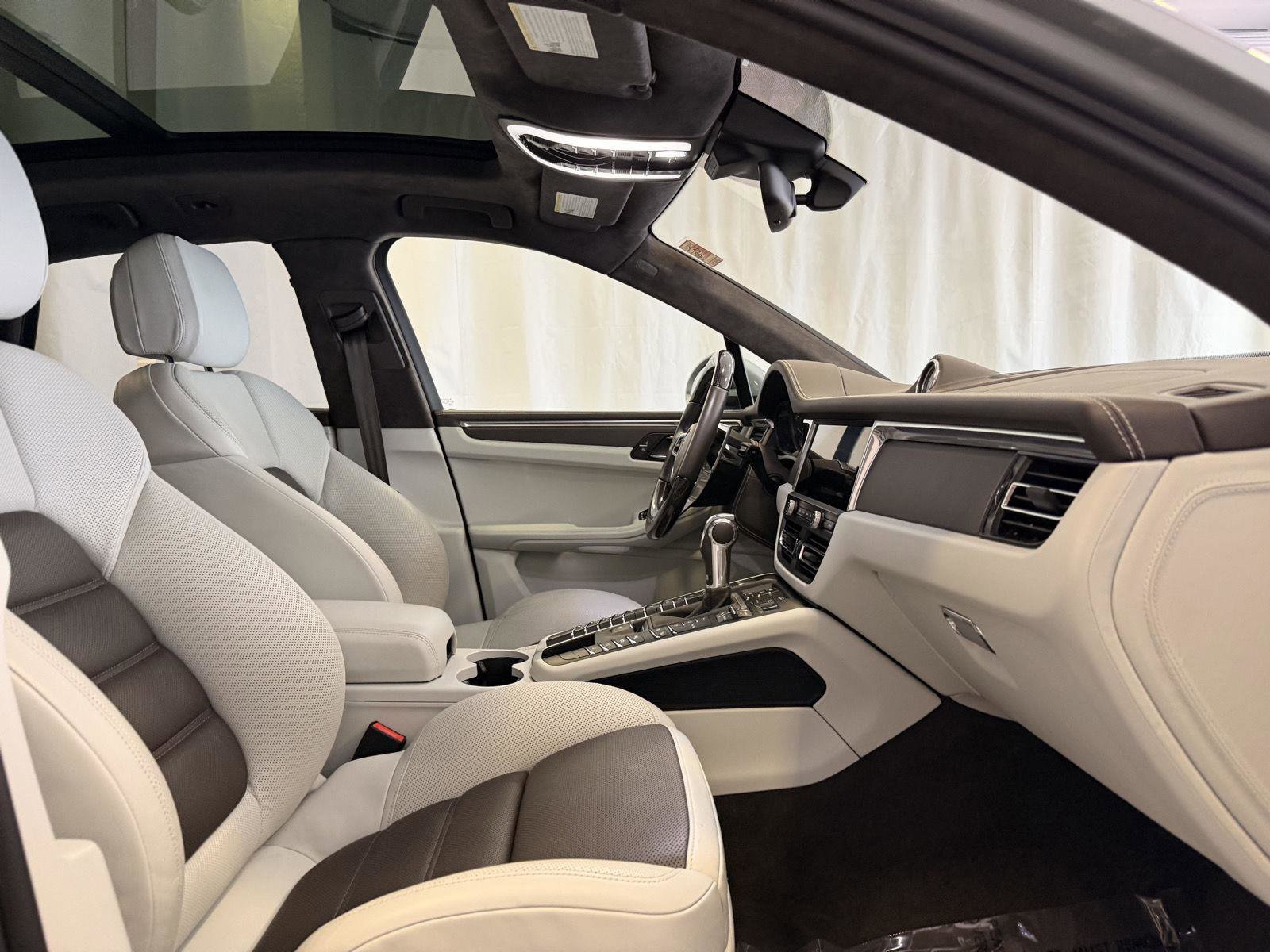 Certified 2020 Porsche Macan Turbo image 16