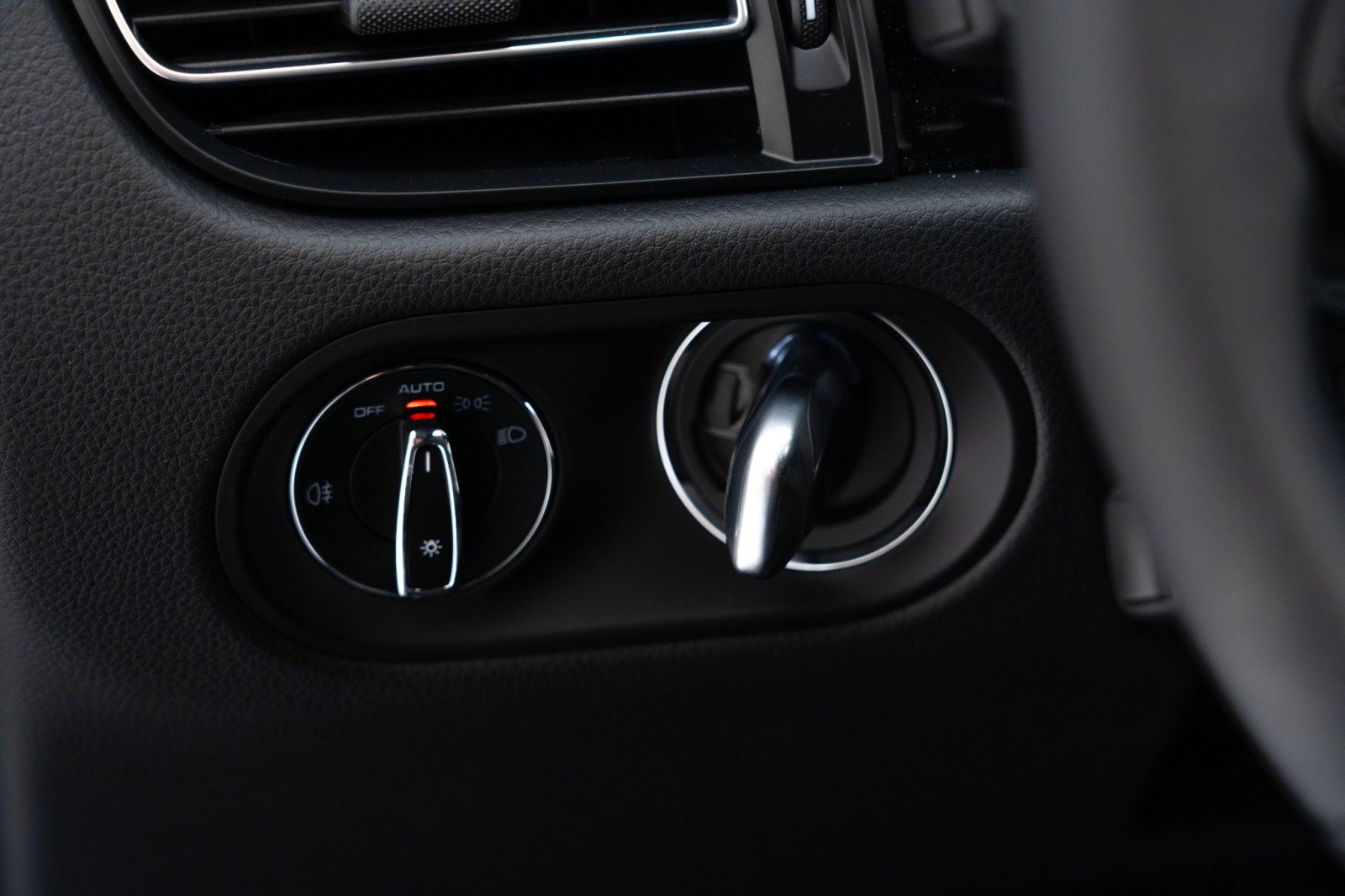 New 2025 Porsche Macan image 28