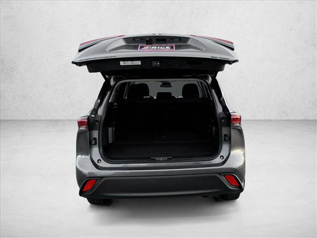 Used 2024 Toyota Highlander LE image 7