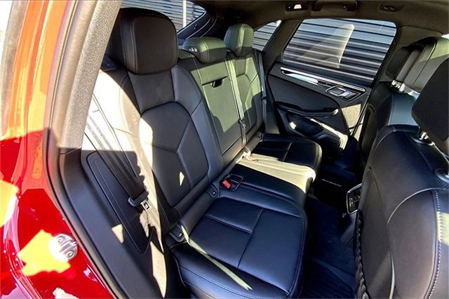 Used 2025 Porsche Macan image 40