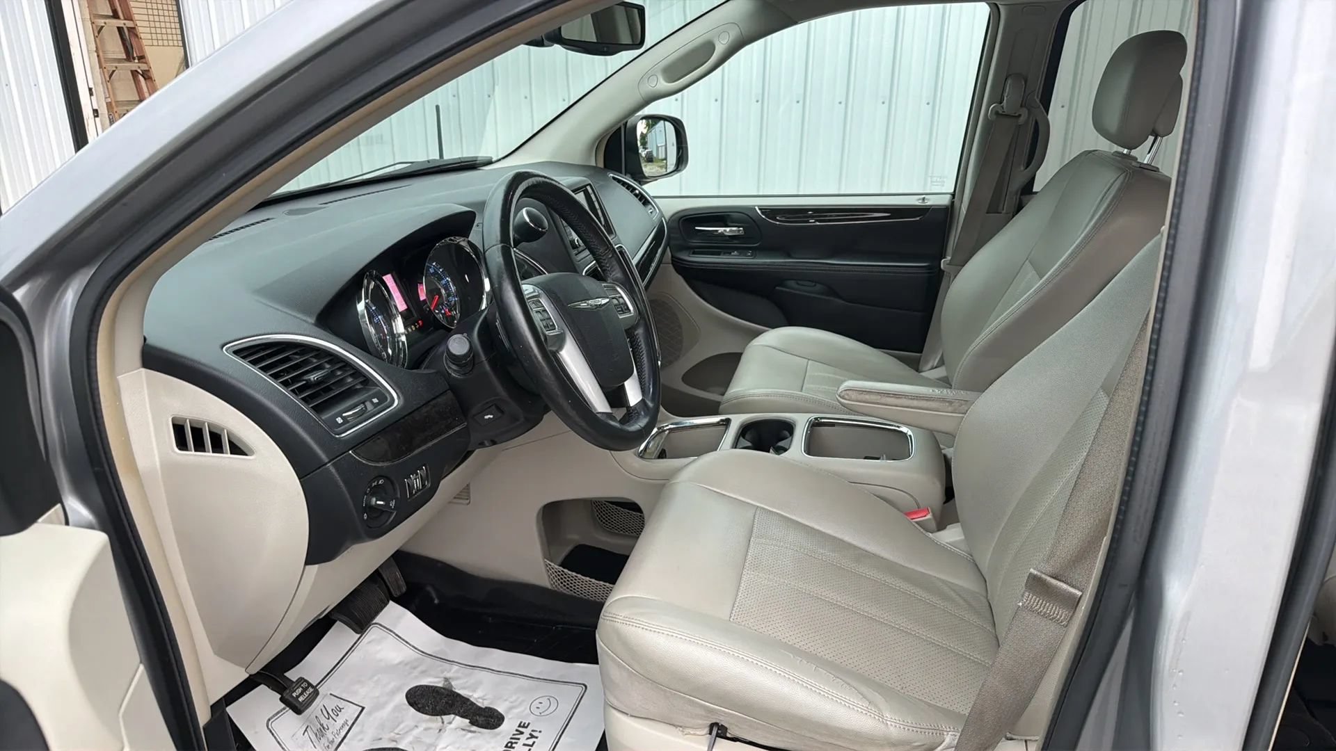 Used 2013 Chrysler Town & Country Touring-L w/ Driver Convenience Group FWD image 18