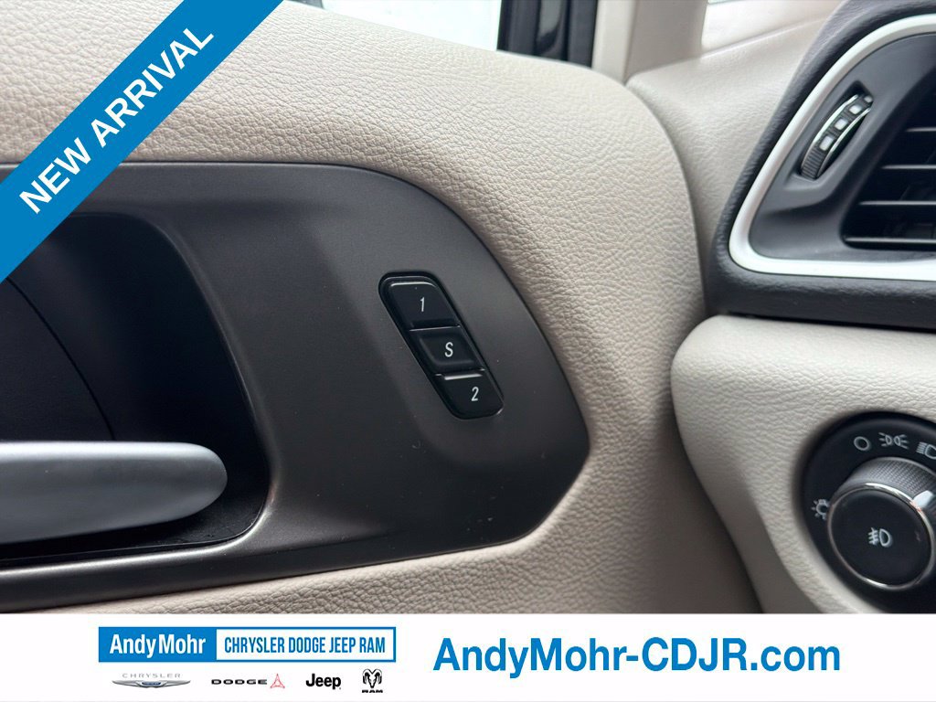 Used 2024 Chrysler Pacifica Touring-L FWD image 30