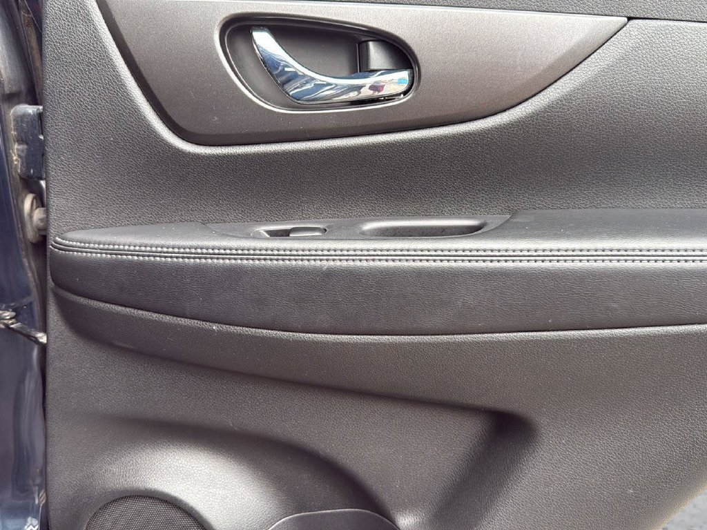 Used 2015 Nissan Rogue SV w/ SV Moonroof Package AWD/4WD image 24