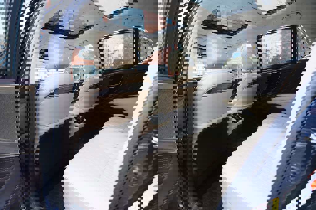 Used 2018 Lexus LS 500 AWD w/ Luxury Package image 21