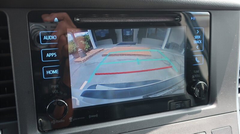 Used 2017 Toyota Sienna SE Premium FWD image 20