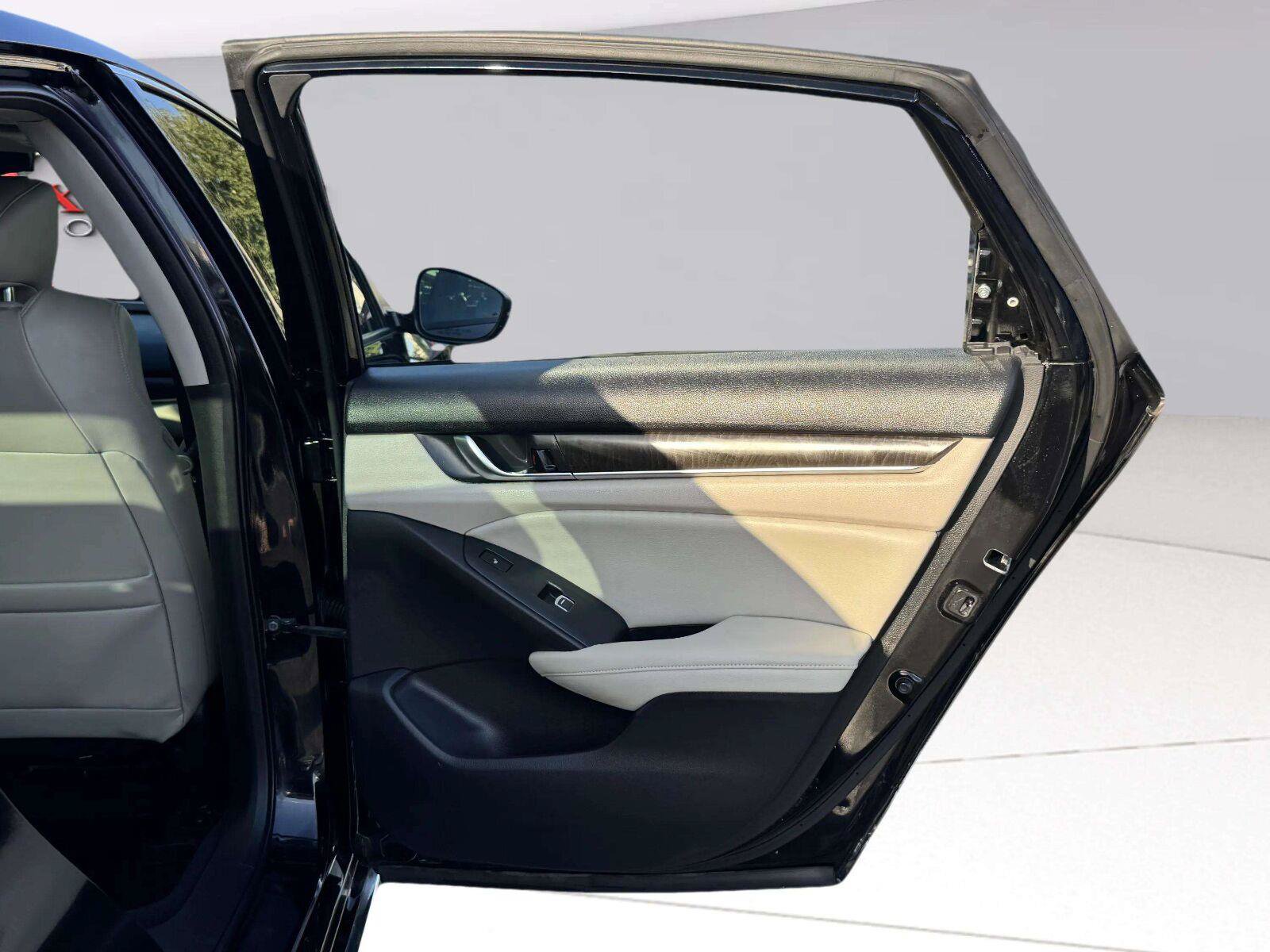 Used 2018 Honda Accord Touring image 23
