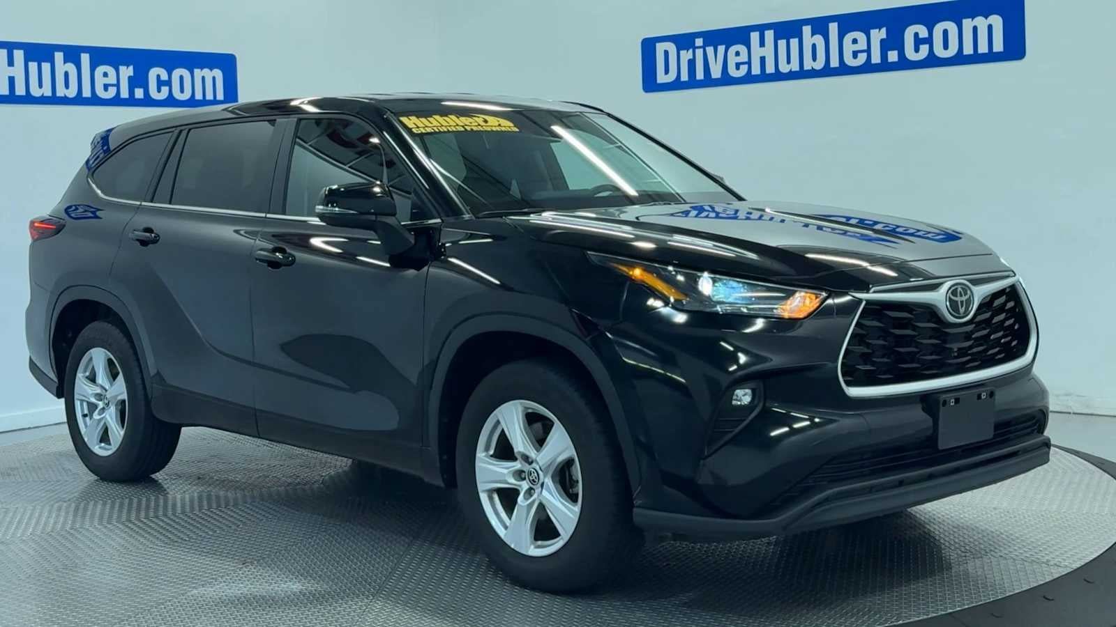 Used 2025 Toyota Highlander LE FWD image 2