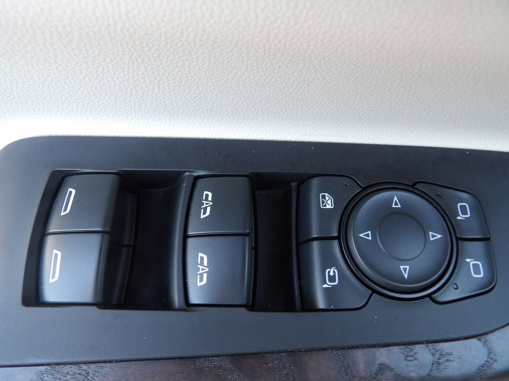Used 2022 GMC Acadia Denali w/ Denali Ultimate Package FWD image 12