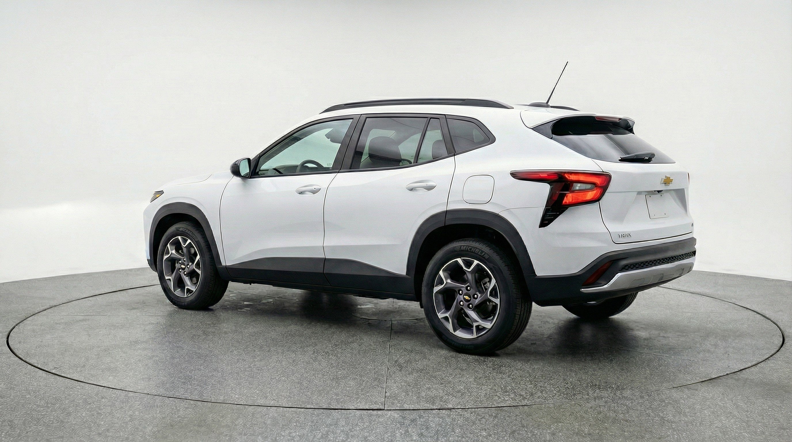 Used 2025 Chevrolet Trax LT FWD image 6