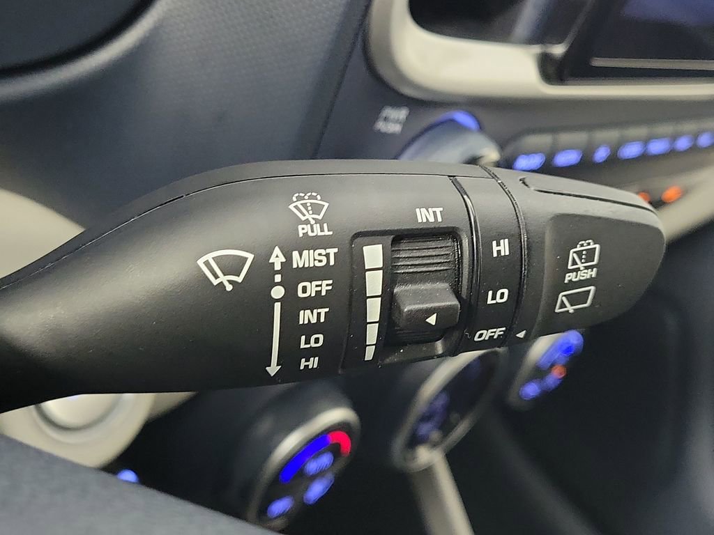 Used 2024 Hyundai Venue Limited FWD image 13