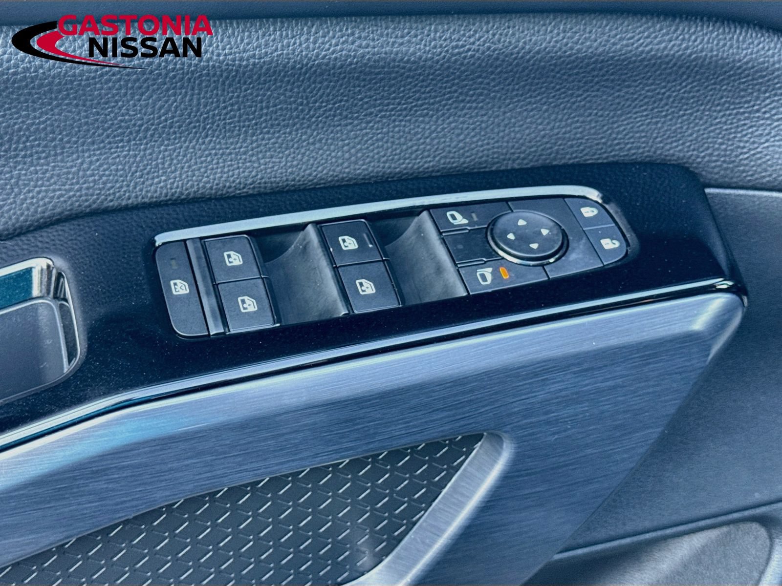 Used 2025 Nissan Pathfinder SL FWD image 23