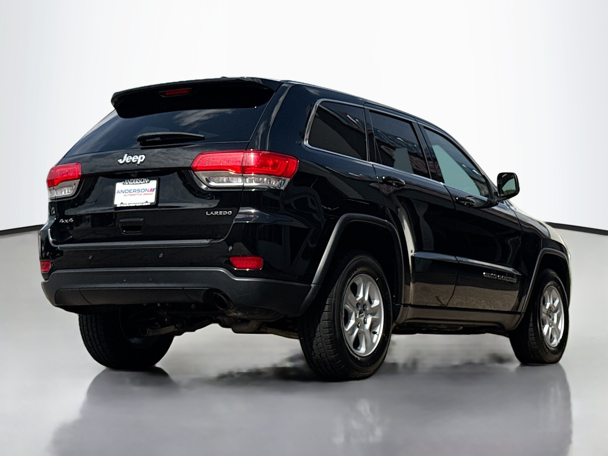 Used 2017 Jeep Grand Cherokee Laredo AWD/4WD image 2