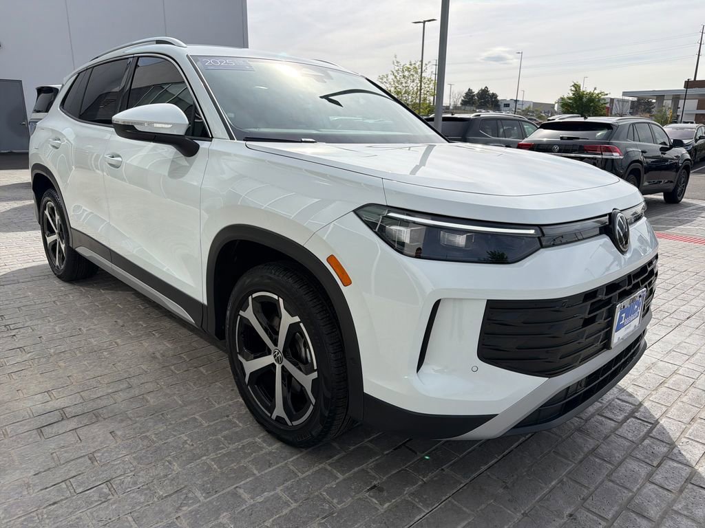 Certified 2025 Volkswagen Tiguan SE image 9