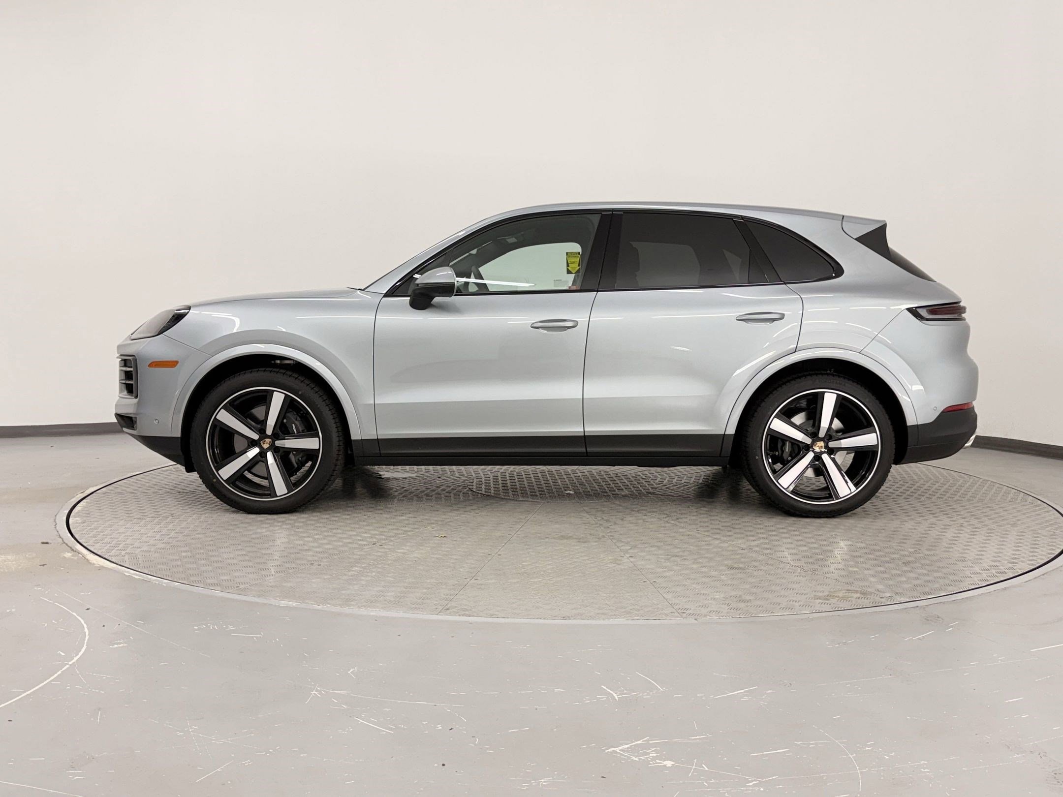 Used 2025 Porsche Cayenne image 2