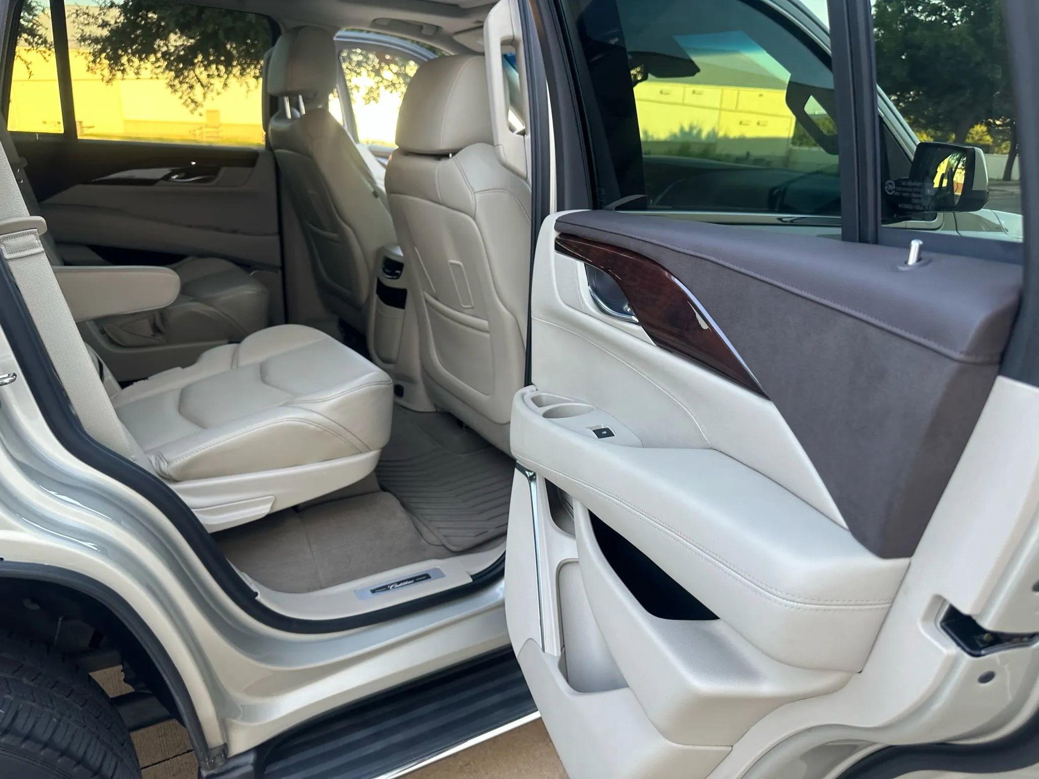 Used 2015 Cadillac Escalade Luxury image 24