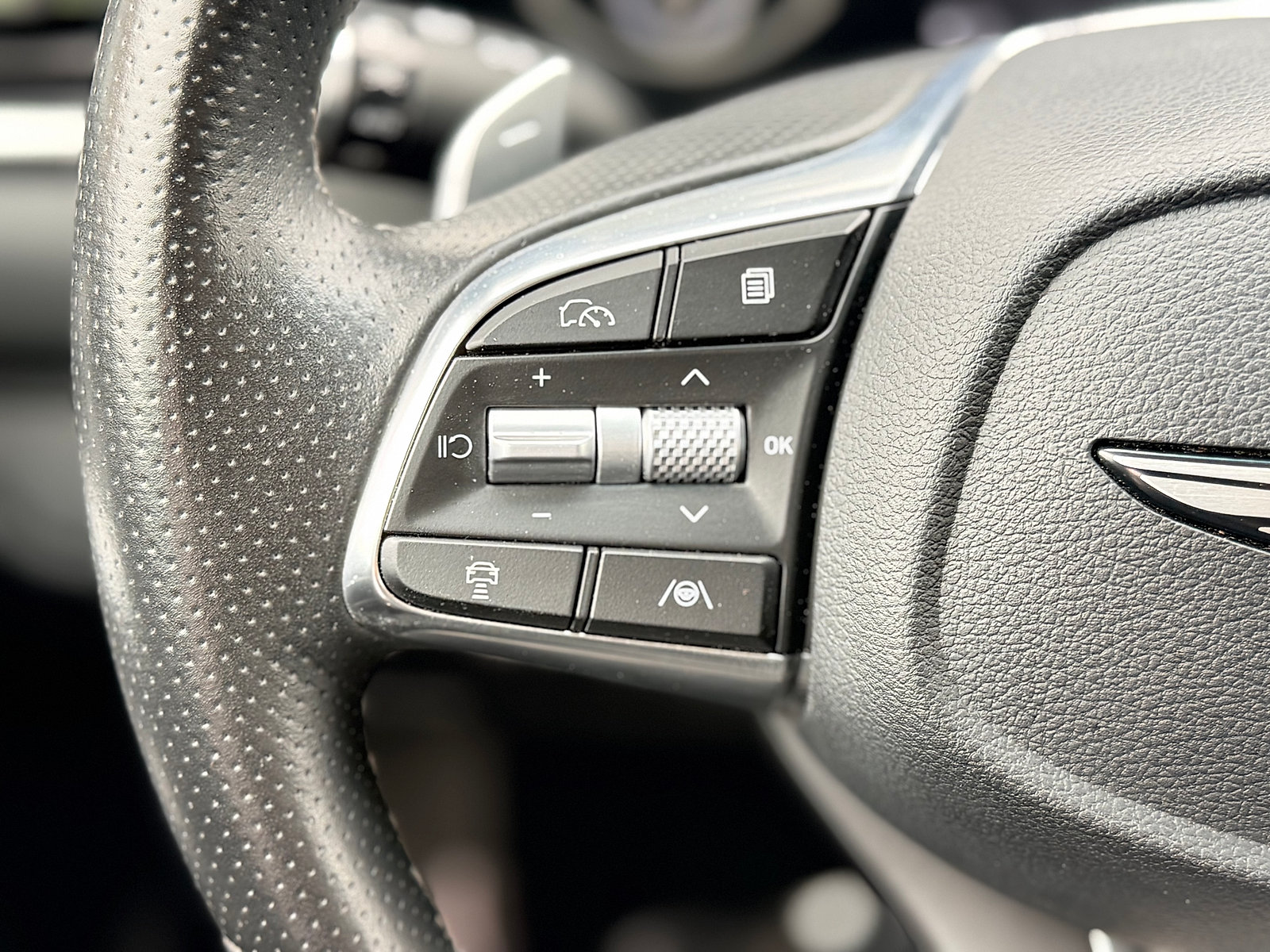 Used 2025 Genesis G70 2.5T AWD/4WD image 21