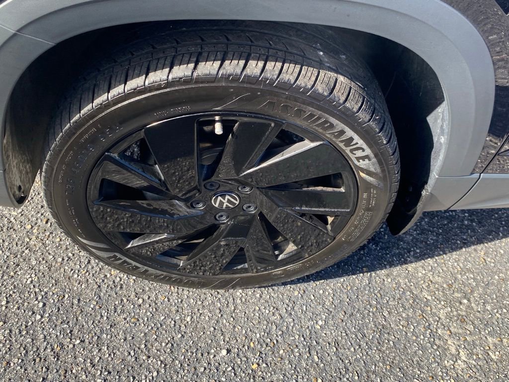 Used 2024 Volkswagen Taos SEL image 17