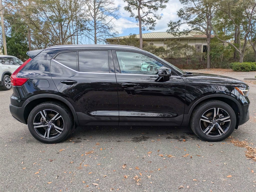 Used 2023 Volvo XC40 B5 Plus AWD/4WD image 3