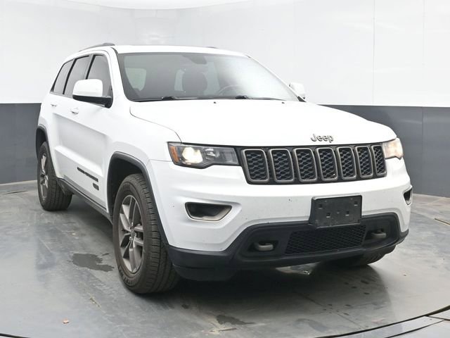 Used 2017 Jeep Grand Cherokee Laredo AWD/4WD image 2