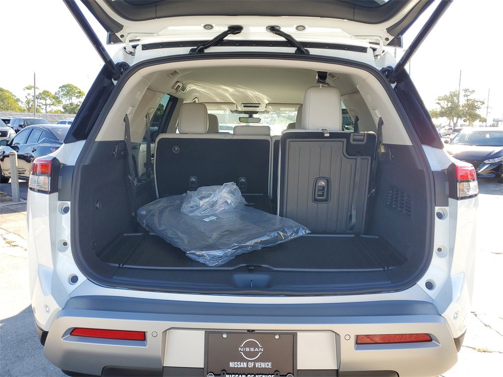 New 2025 Nissan Pathfinder SL image 3
