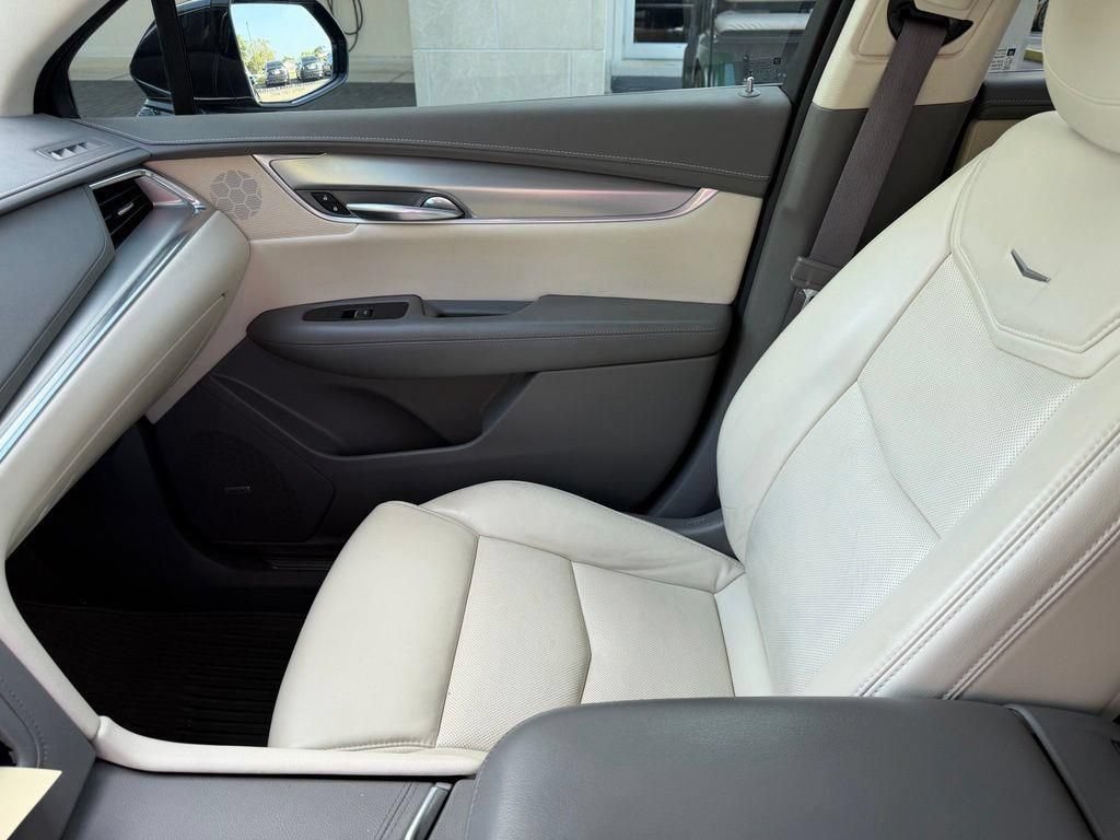 Used 2018 Cadillac XT5 Luxury w/ Driver Awareness Package FWD image 14