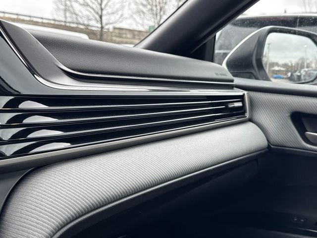 Used 2025 Toyota Camry SE image 28