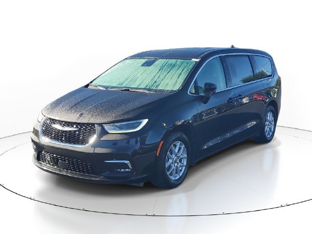 Used 2023 Chrysler Pacifica Touring-L FWD image 2