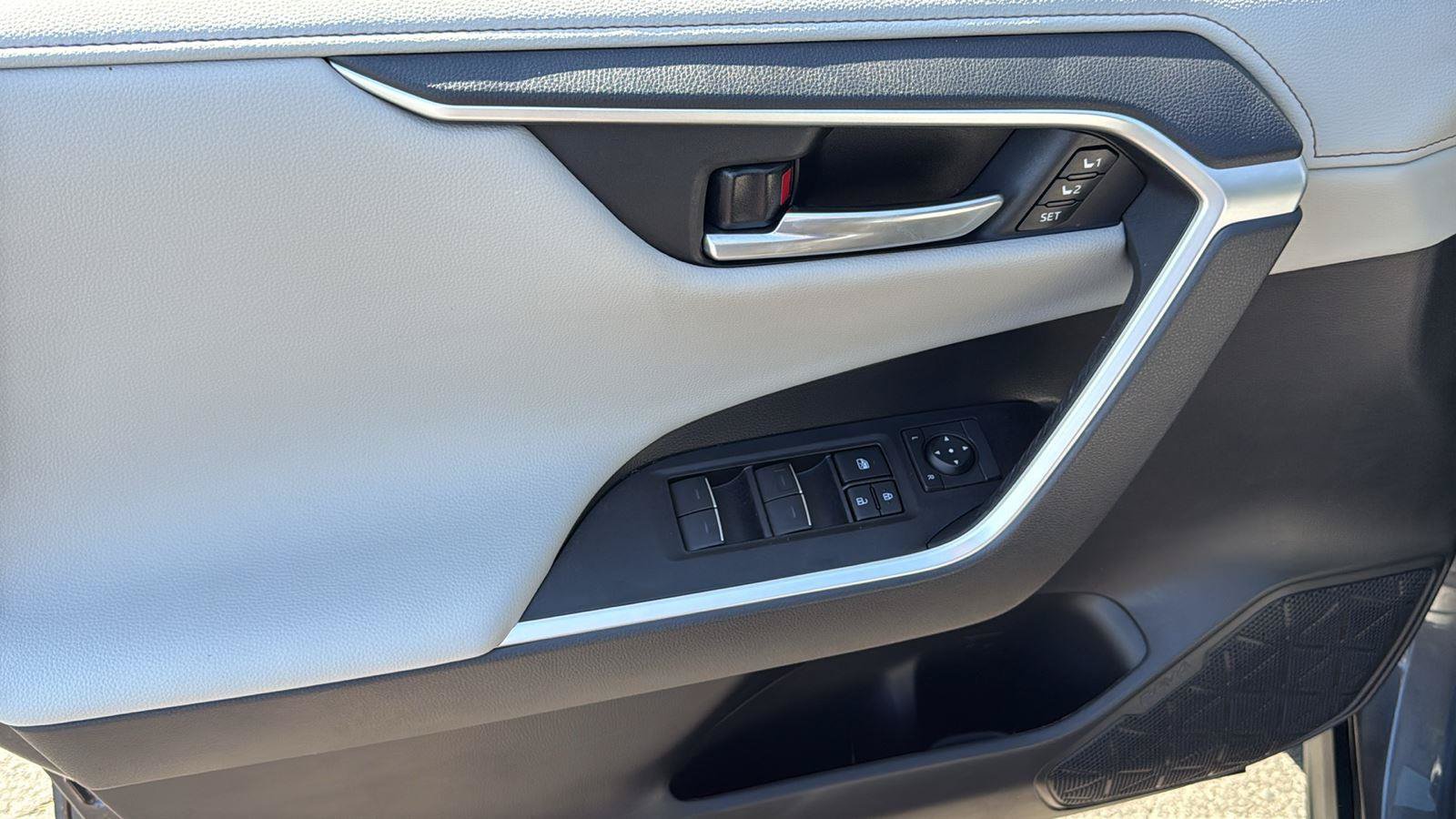 Used 2025 Toyota RAV4 Limited w/ Advanced Technology Package FWD image 13