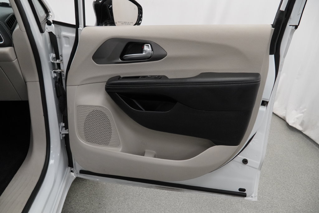 Used 2024 Chrysler Pacifica Limited FWD image 39