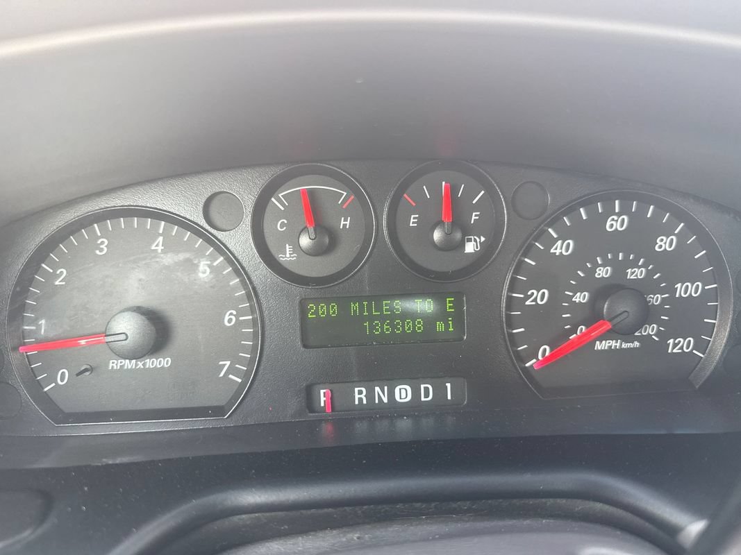 Used 2005 Ford Taurus SE FWD image 25