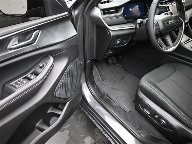 New 2025 Jeep Grand Cherokee L Laredo image 13