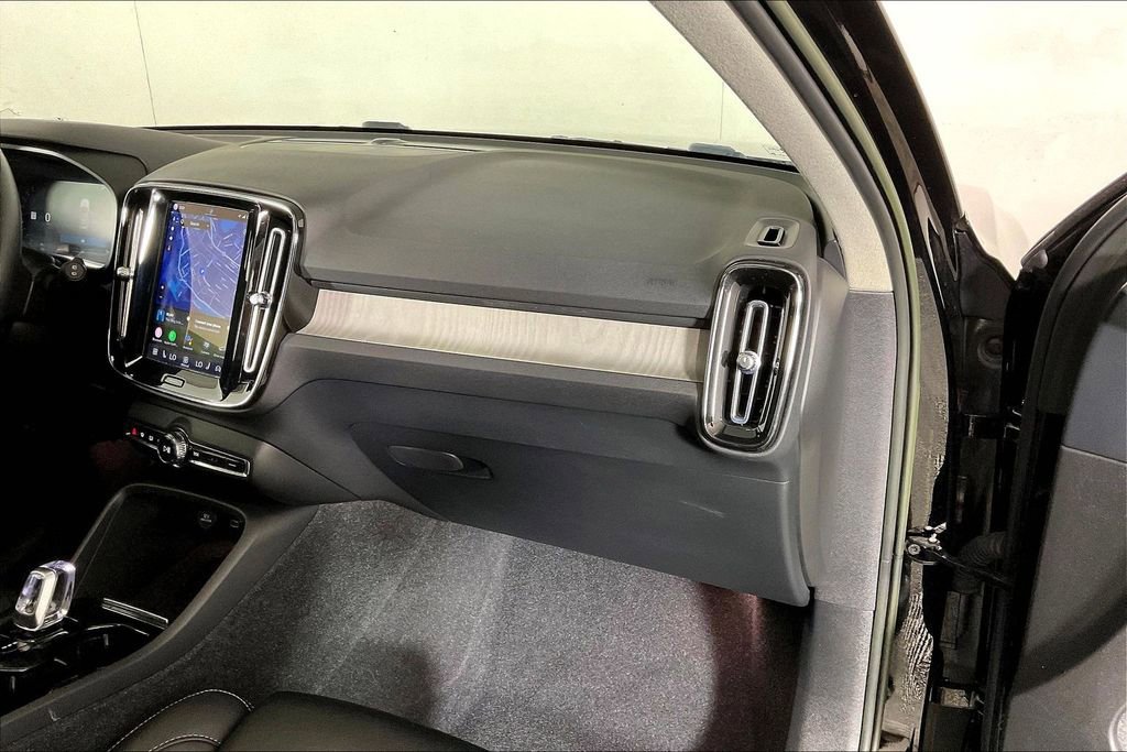 Used 2023 Volvo XC40 B5 Plus AWD/4WD image 16
