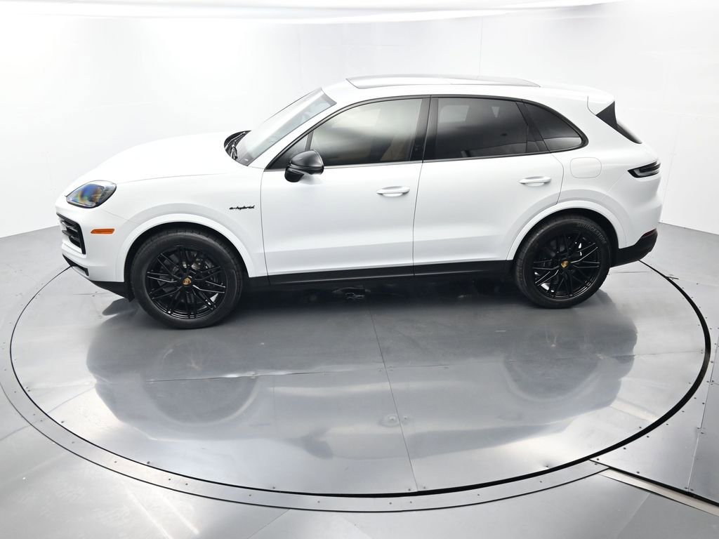 Certified 2024 Porsche Cayenne AWD/4WD image 36