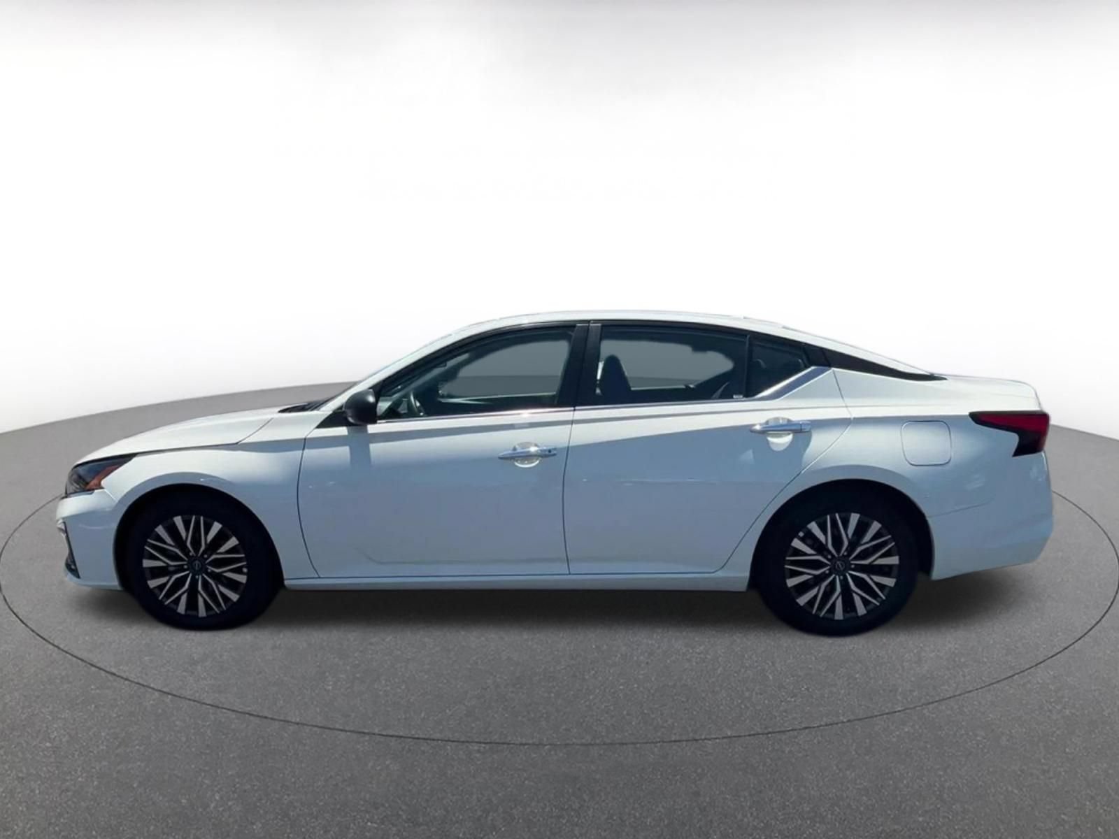 Used 2025 Nissan Altima 2.5 SV FWD image 9