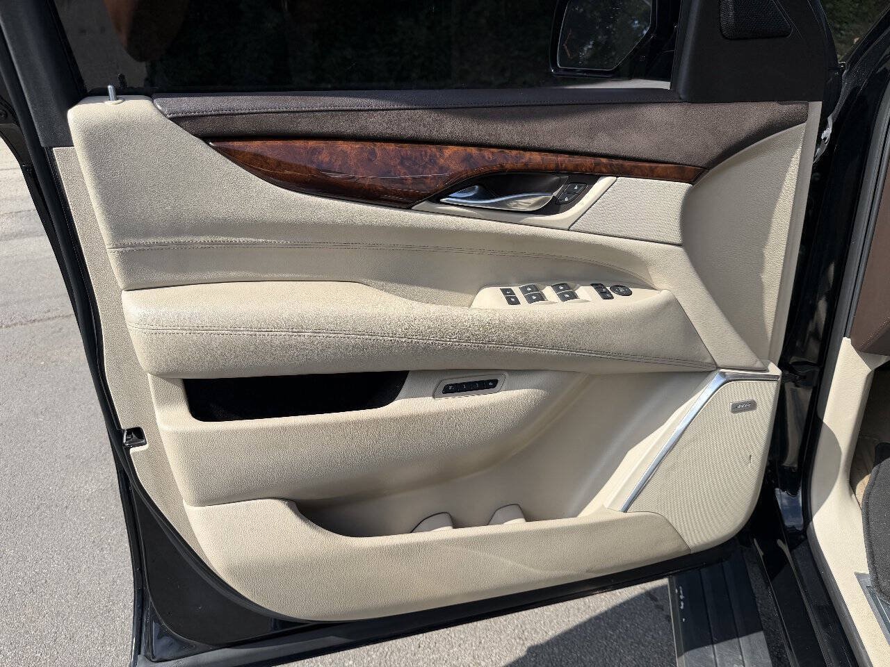 Used 2015 Cadillac Escalade Premium AWD/4WD image 17