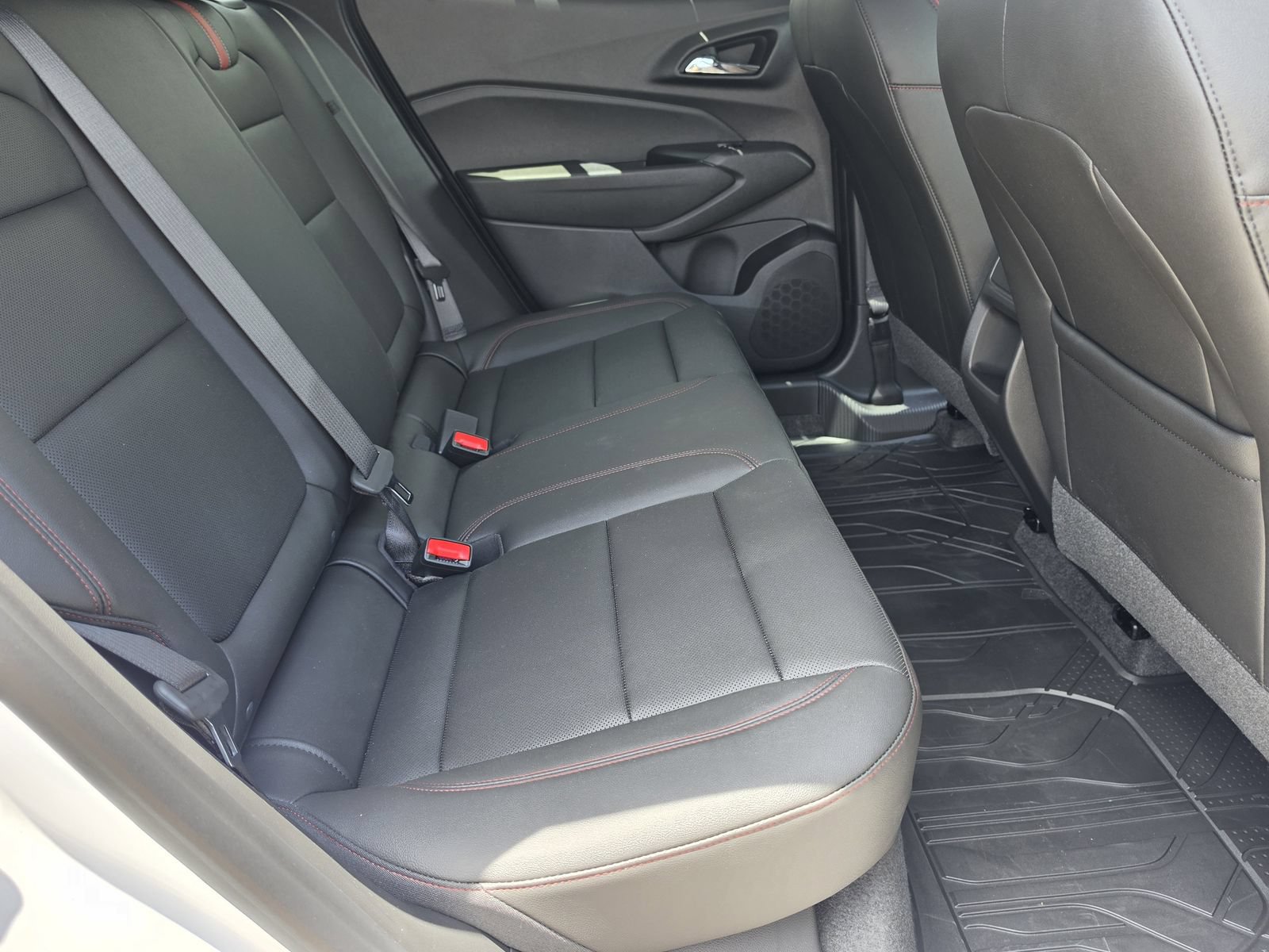 Used 2025 Chevrolet Trax RS w/ Sunroof Package FWD image 26