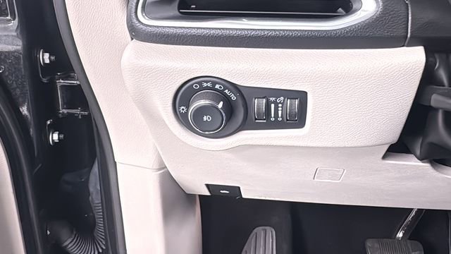 Used 2023 Chrysler Pacifica Limited image 36