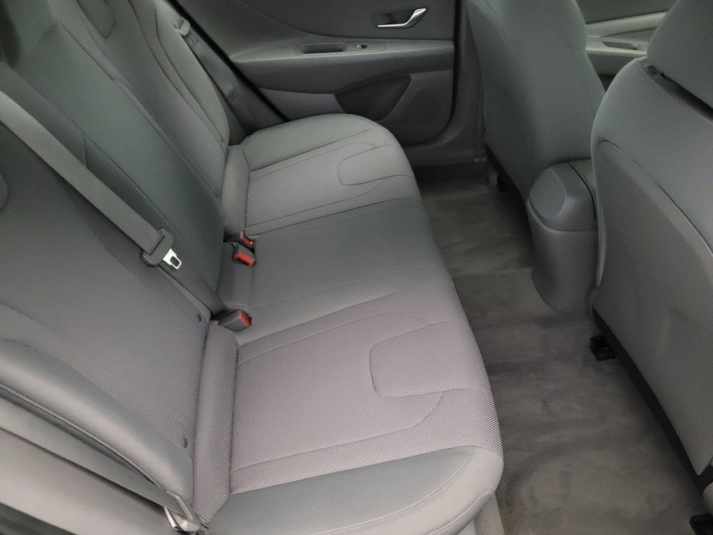 Used 2022 Hyundai Elantra SE w/ Preferred Accessory Package image 19