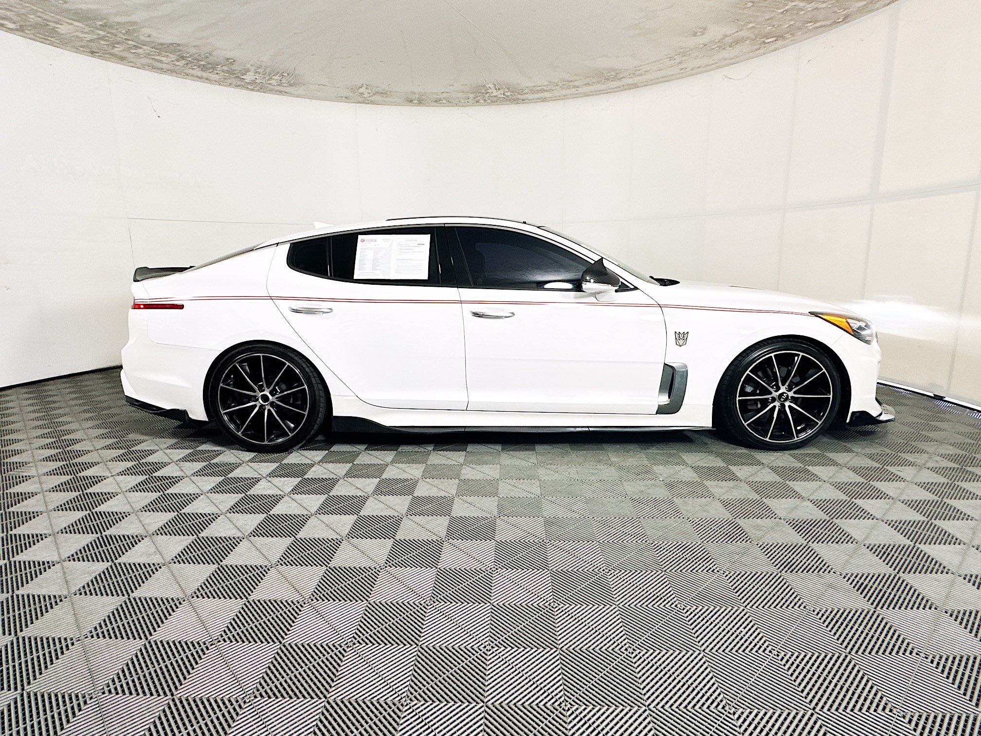 Used 2018 Kia Stinger Premium RWD image 2