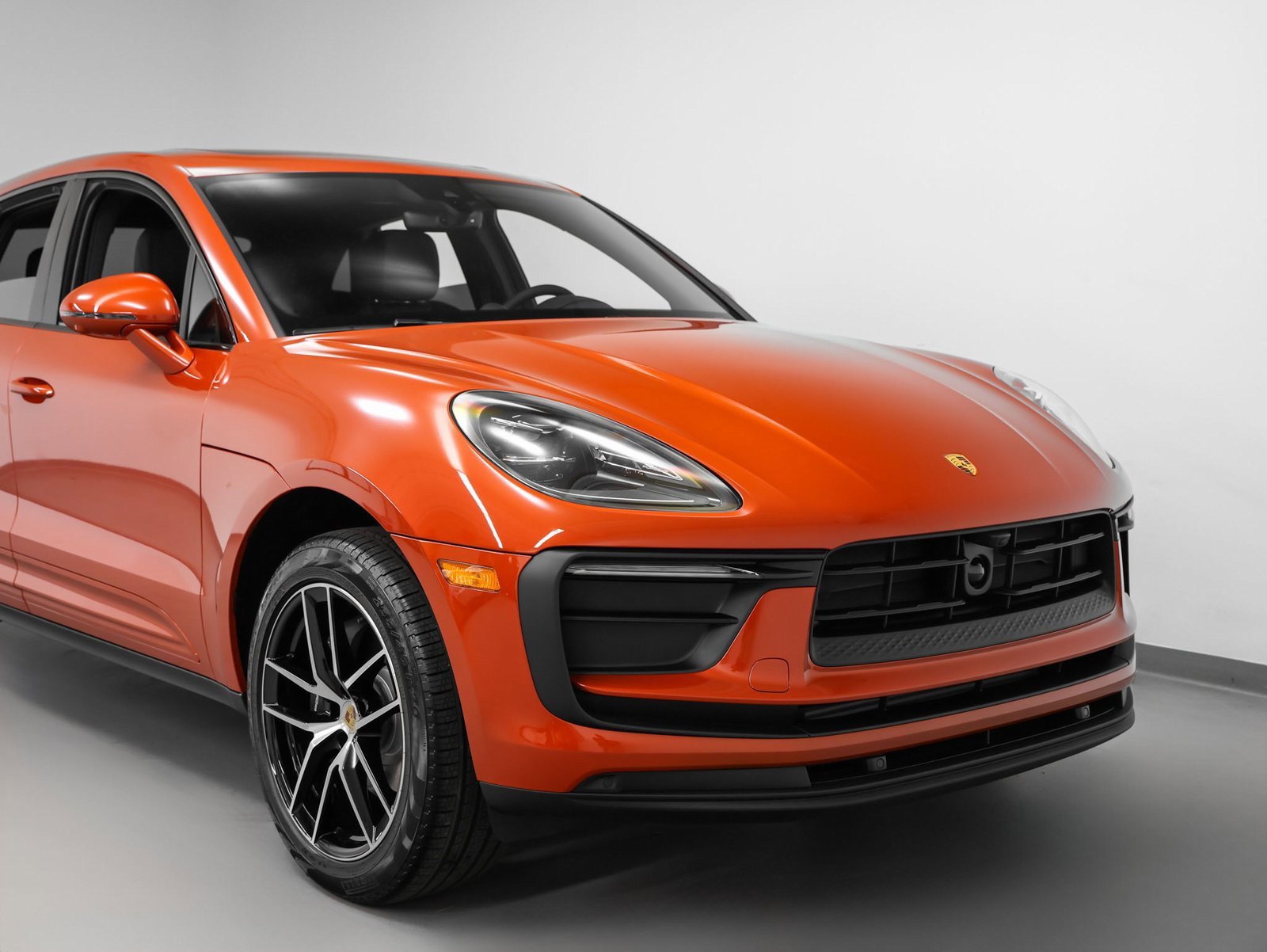 Certified 2025 Porsche Macan image 9