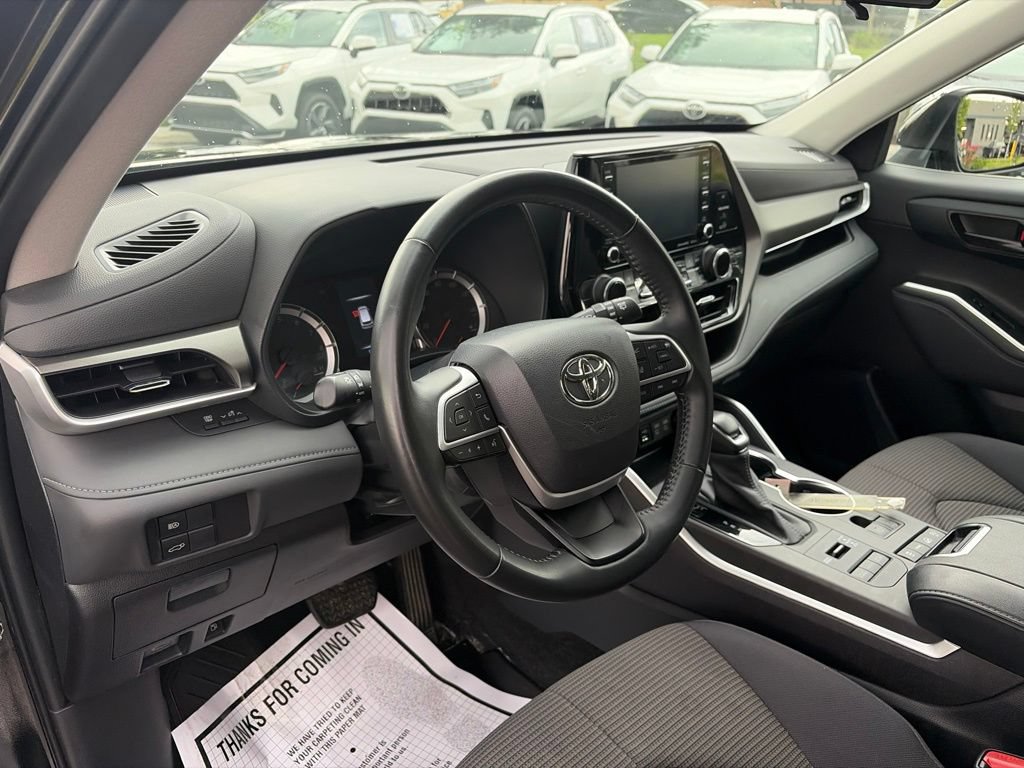 Used 2022 Toyota Highlander LE AWD/4WD image 29