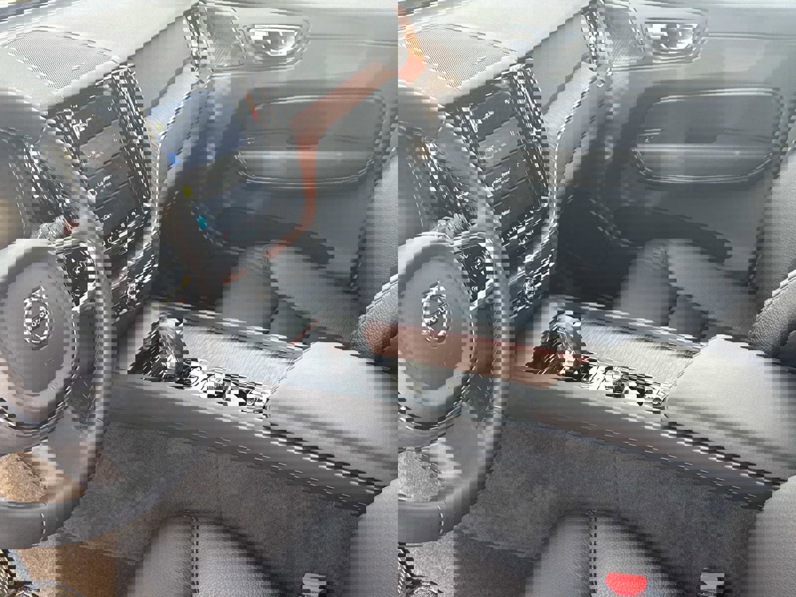 Certified 2023 Volvo XC60 B5 Plus w/ Climate Package image 19