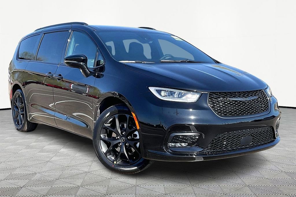 New 2026 Chrysler Pacifica Select