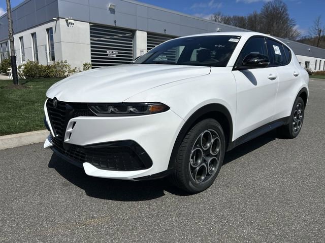 New 2026 Alfa Romeo Tonale w/ Black Premium Package image 4