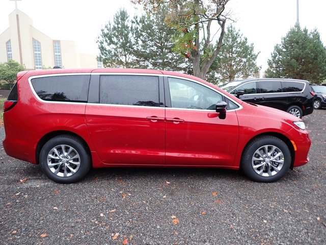 New 2026 Chrysler Pacifica Select image 8